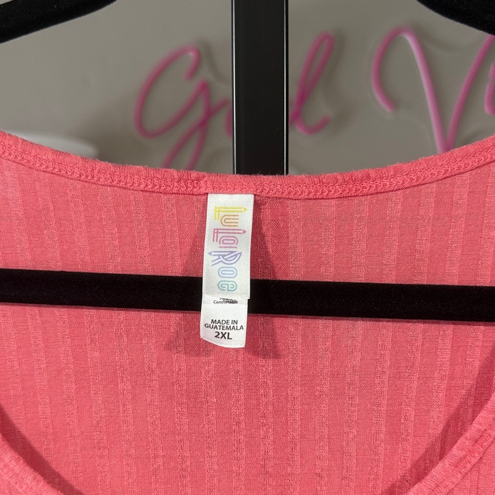 LuLaRoe Coral Short Sleeve Top - Picture 2 of 3